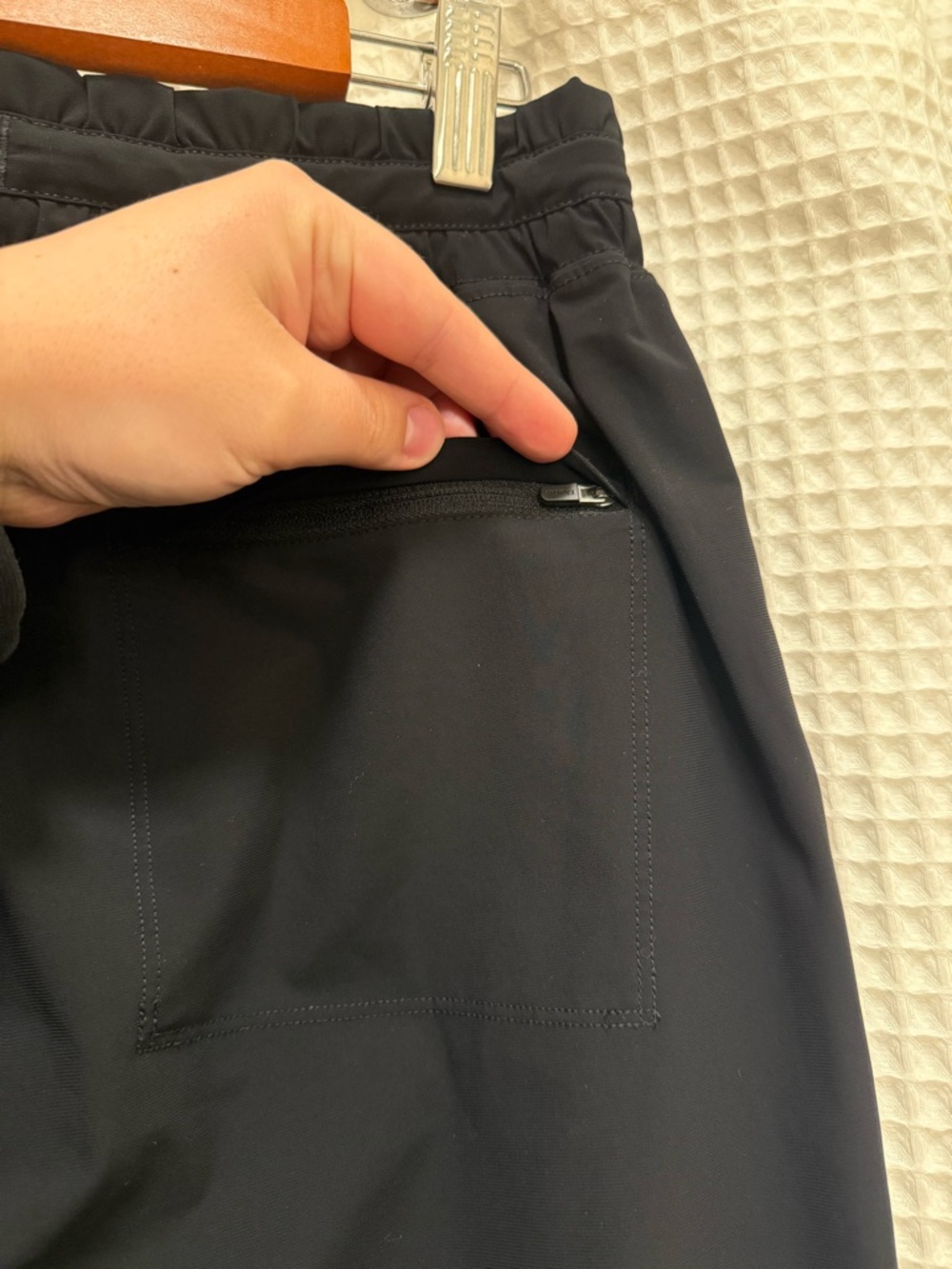 Vuori Black Drawstring Joggers with Contrast White Tie - size XS - Picture 7 of 9